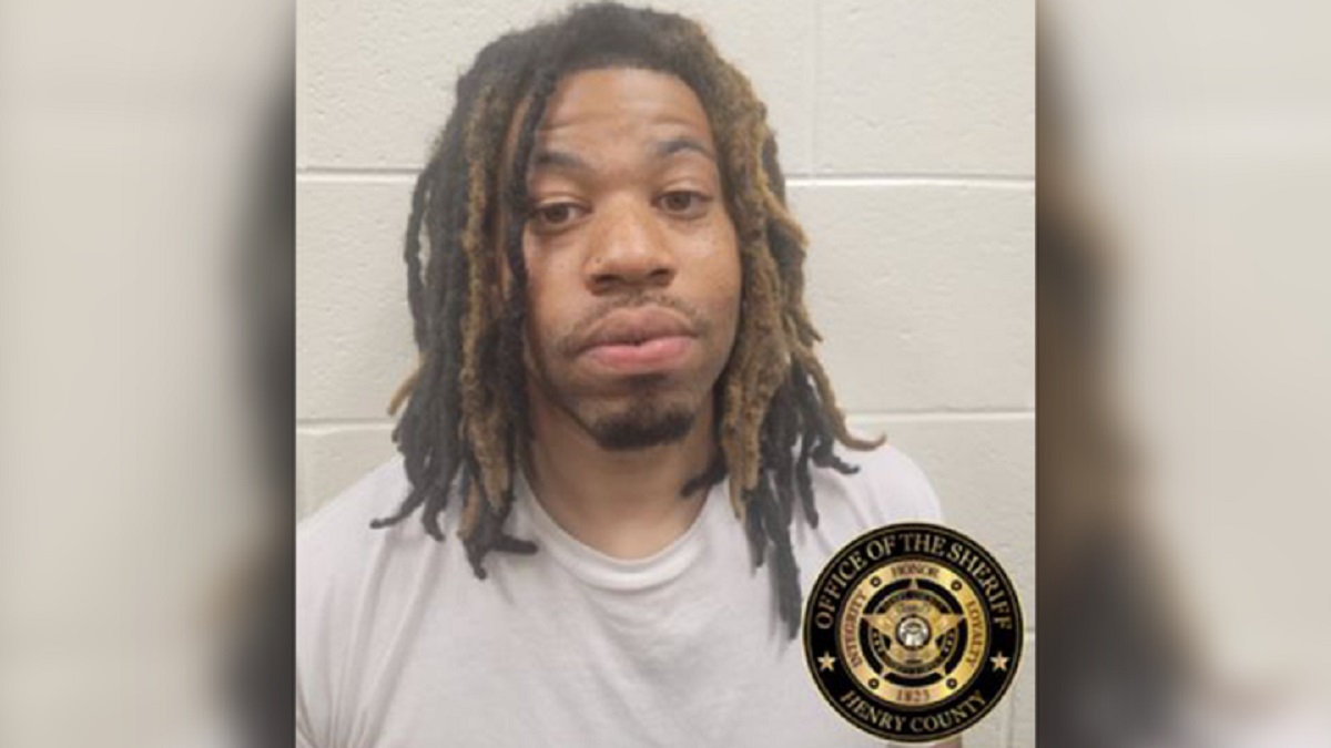 পলাতক আসামিকে নিজের জন্মদিনের পার্টি থেকে গ্রেফতার