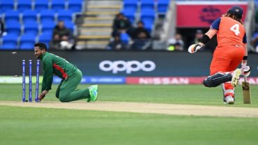 ১ বলের ব্যবধানে দুই রান আউট, ডাচদের বিপর্যয়