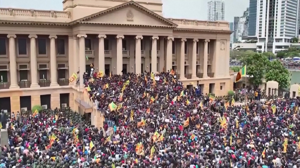 প্রেসিডেন্টের ক্ষমতা কমবে শ্রীলঙ্কায়, সংবিধান সংশোধনের পক্ষে রায় আইনপ্রণেতাদের