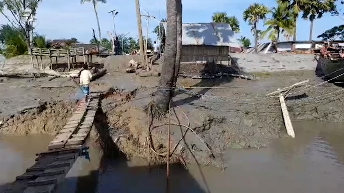 সিত্রাংয়ের তাণ্ডবে বিপর্যস্ত উপকূল