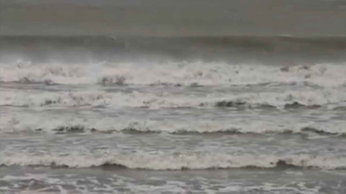 উপকূল থেকে ৩০০ কিলোমিটারের মধ্যে ঘূর্ণিঝড় সিত্রাং