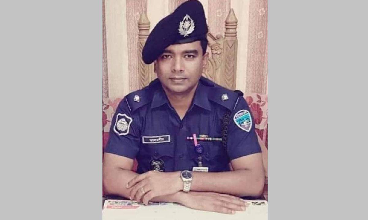 ওসিকে কুপিয়ে সর্বস্ব লুটে নিলো ডাকাতরা