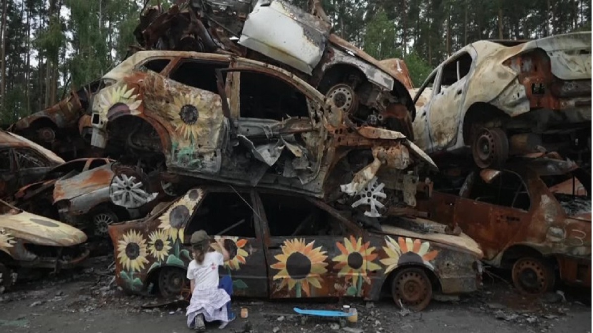 ইউক্রেনের সহায়তায় এগিয়ে এলেন চিত্রশিল্পী, ছবি এঁকে সংগ্রহ করছেন অর্থ