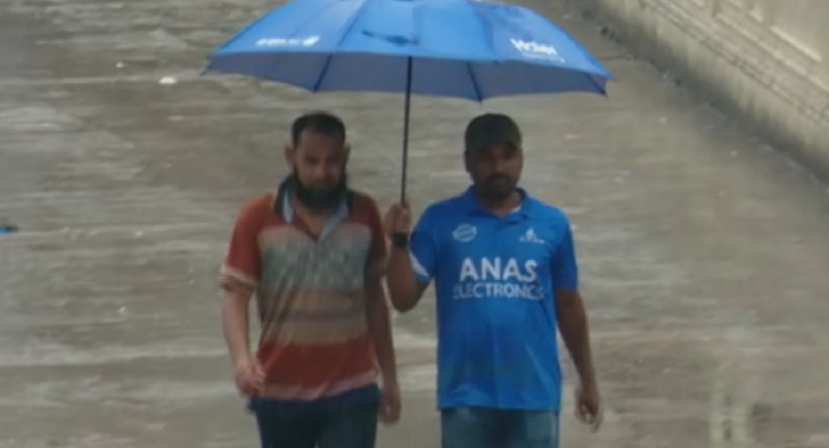 রাজধানীতে সকাল থেকে হালকা বৃষ্টি, চলতে পারে দিনভর