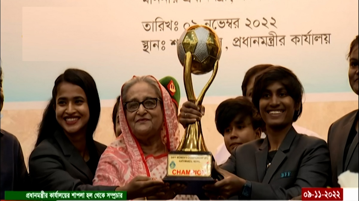 সাফ জয়ী নারী ফুটবলারদের প্রত্যেককে প্রধানমন্ত্রীর ৫ লক্ষ টাকা সম্মাননা