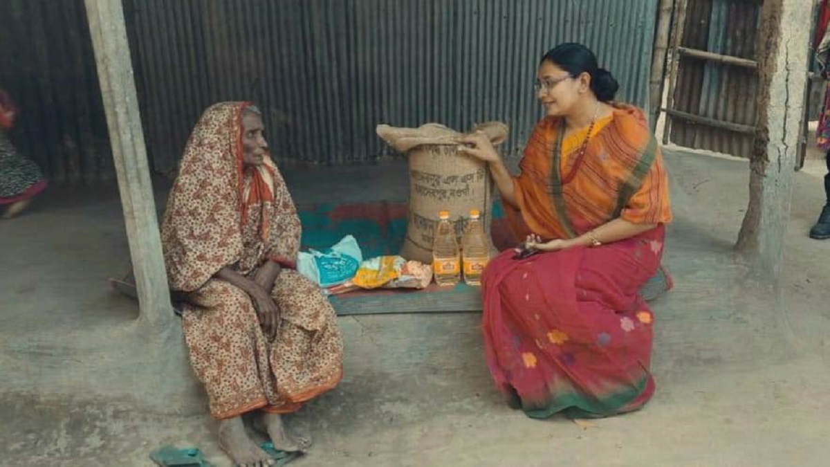 যমুনা টিভিতে সংবাদ প্রচারের পর মৃত দেখিয়ে ভাতা বন্ধ করে দেয়া সেই বৃদ্ধার পাশে প্রশাসন