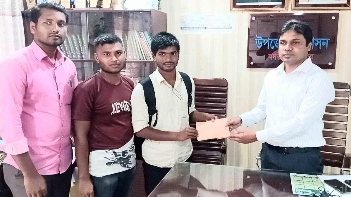বিশ্ববিদ্যালয়ে ভর্তির টাকা যোগাতে পারছিলেন না দিনমজুর বাবা, পাশে দাঁড়ালেন ইউএনও