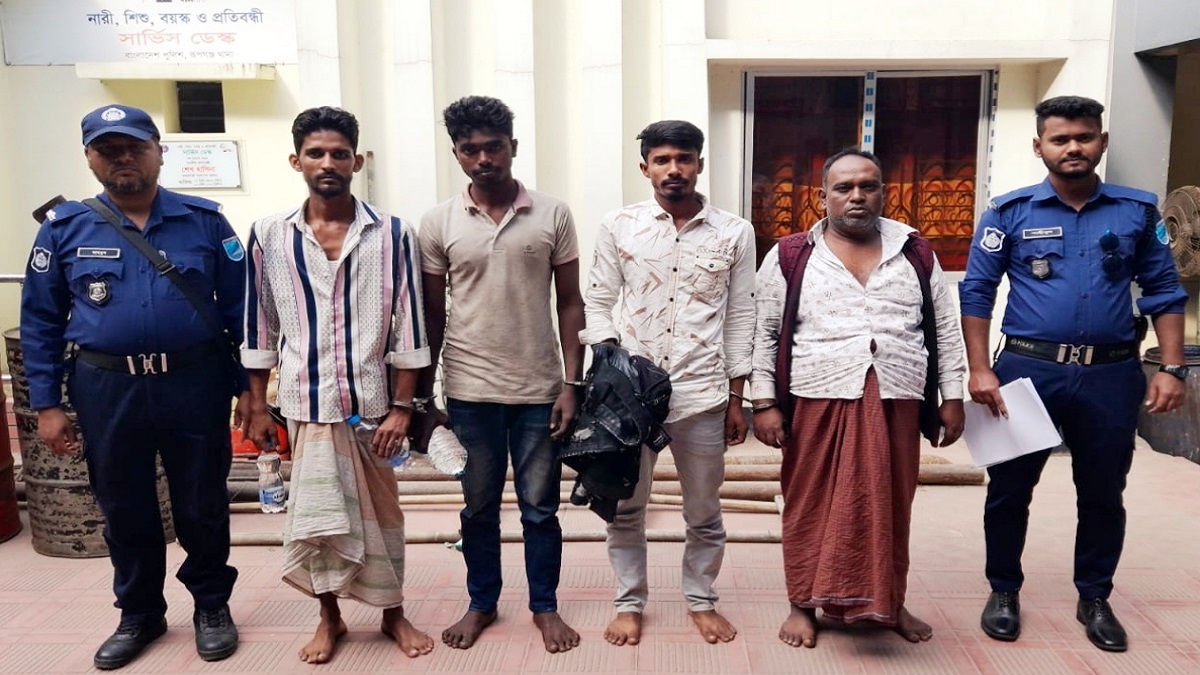 রূপগঞ্জে অস্ত্র ঠেকিয়ে পিকআপ ছিনতাই: ৯৯৯-এ কল দিয়ে উদ্ধার, গ্রেফতার ৪