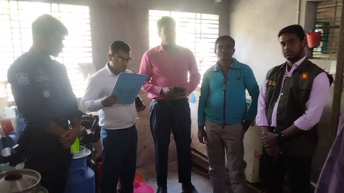 সাতক্ষীরায় দুধে ক্ষতিকর রাসায়নিক, ব্যবসায়ী আটক