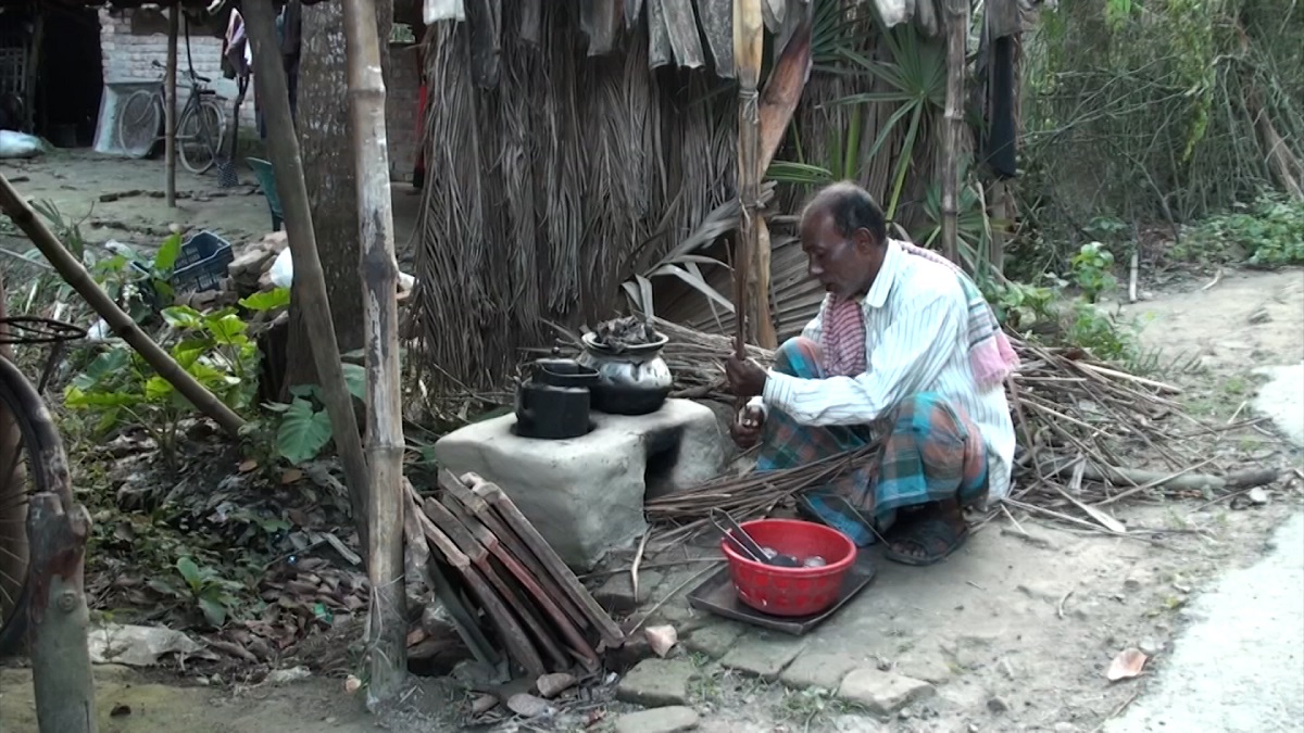 সাতক্ষীরায় দালালের খপ্পরে পড়ে সর্বস্বান্ত; পুলিশের সহায়তায় ফিরে পেলেন বাড়ি ও টাকা