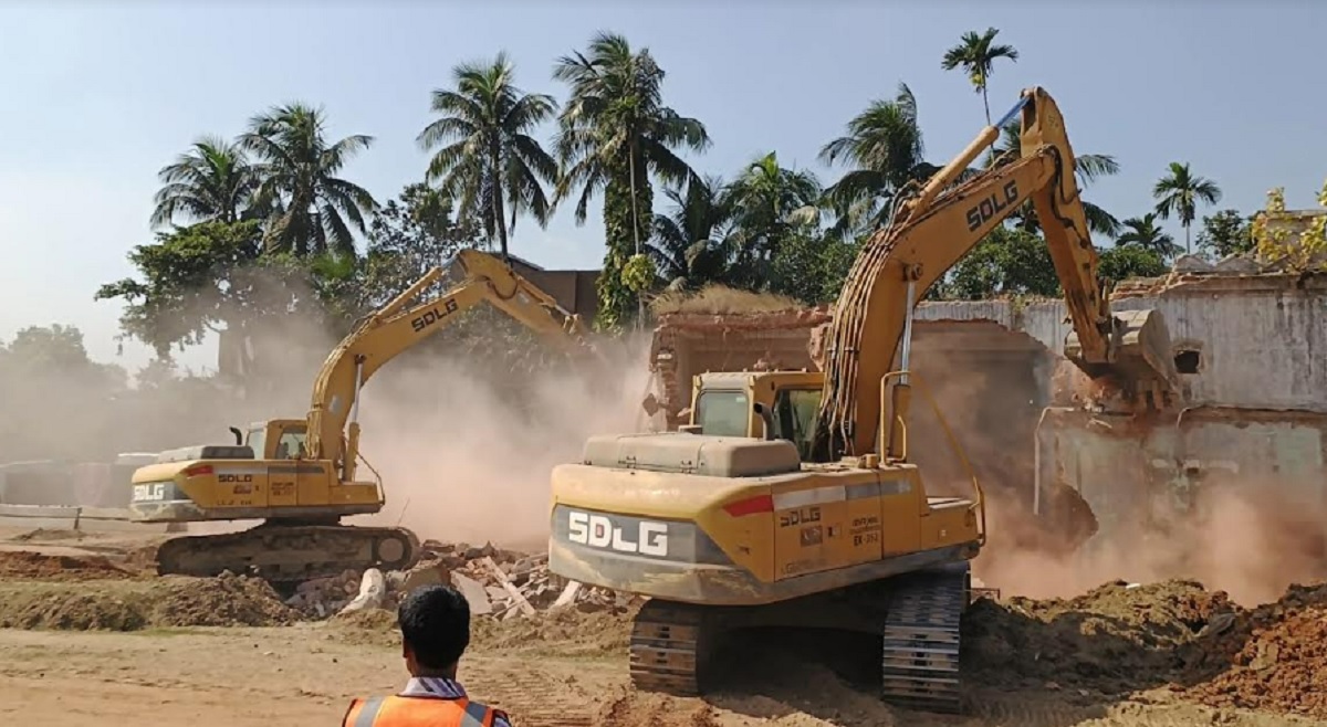 আখাউড়ায় অবৈধ স্থাপনায় রেলের উচ্ছেদ অভিযান