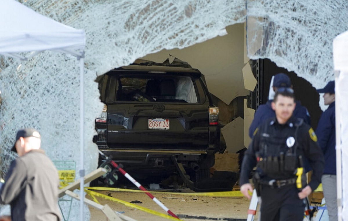 কাঁচ ভেঙে অ্যাপলের শোরুমে ঢুকে পড়লো গাড়ি, নিহত ১