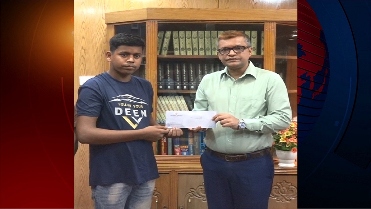 হতদরিদ্র মেধাবী রবিউলের লেখাপড়ার দায়িত্ব নিলেন ব্রাহ্মণবাড়িয়ার জেলা প্রশাসক