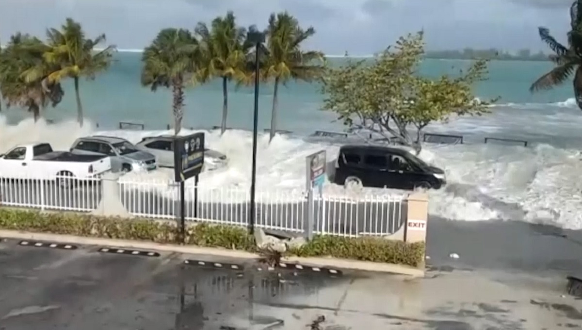 শক্তিশালী হারিকেন ‘নিকোলের’ তাণ্ডবে বিপর্যস্ত বাহামা দ্বীপপুঞ্জ