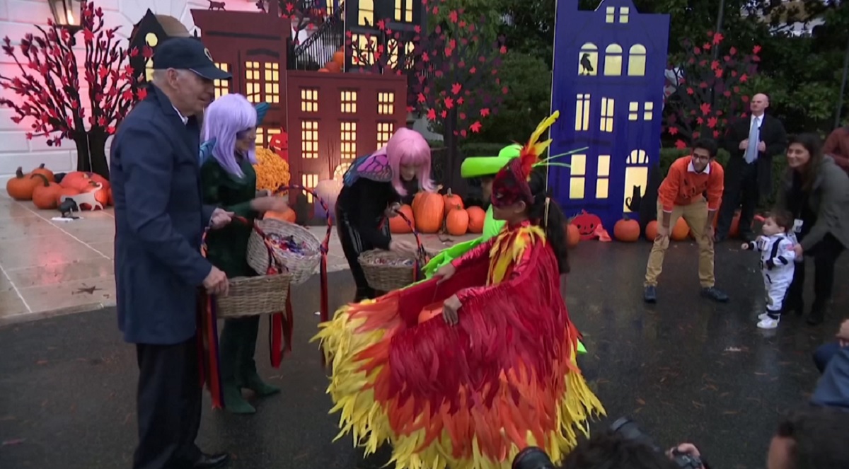 হ্যালোইন উৎসবে মাতলেন বাইডেন দম্পতি