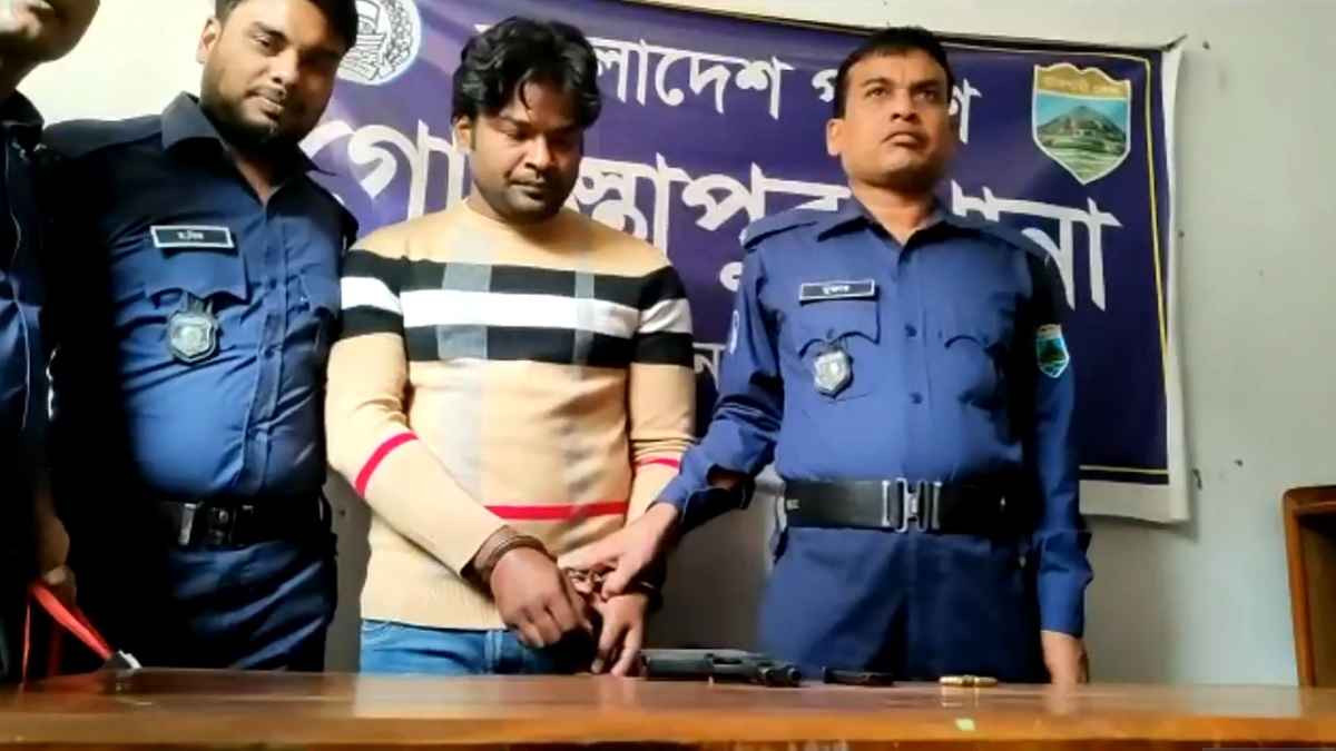 চাঁপাইনবাবগঞ্জে অবৈধ বিদেশি পিস্তুলসহ এনজিও মালিক গ্রেফতার