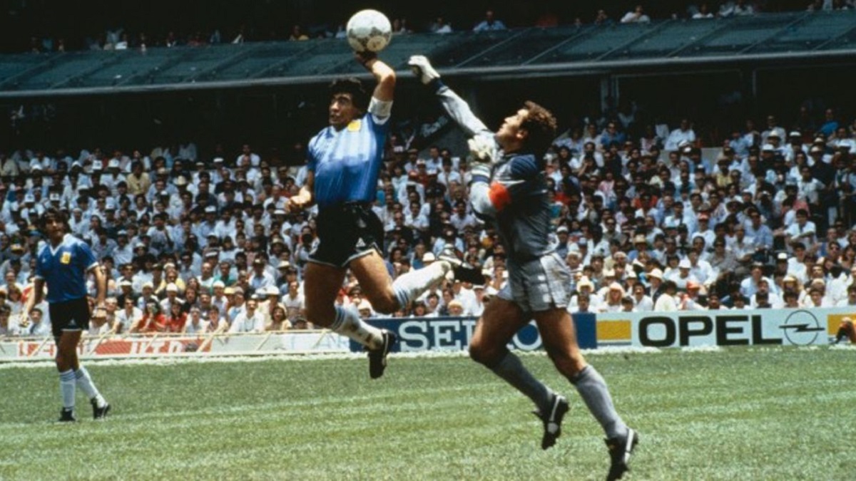 ২৫ কোটি টাকায় বিক্রি হলো ‘হ্যান্ড অফ গড’ খ্যাত গোলের সেই ফুটবলটি