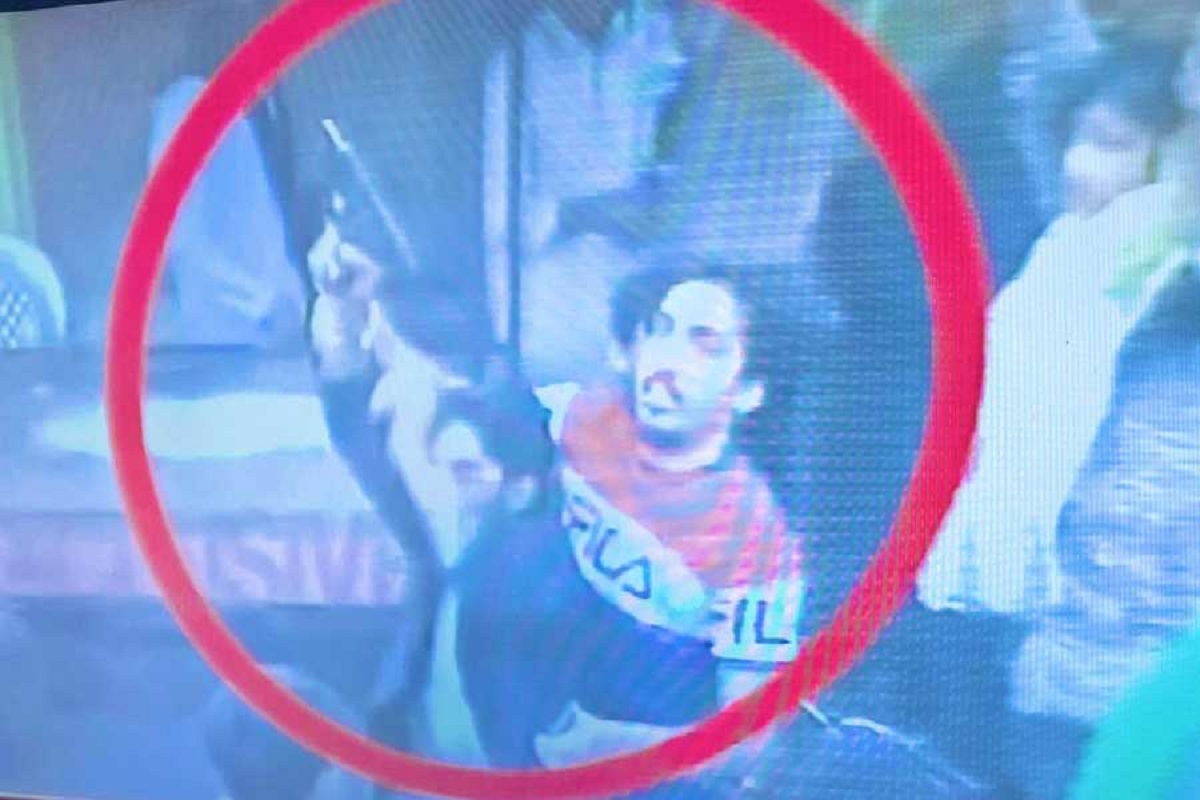 ইমরান খানকে গুলি করা যুবক অস্ত্রসহ গ্রেফতার