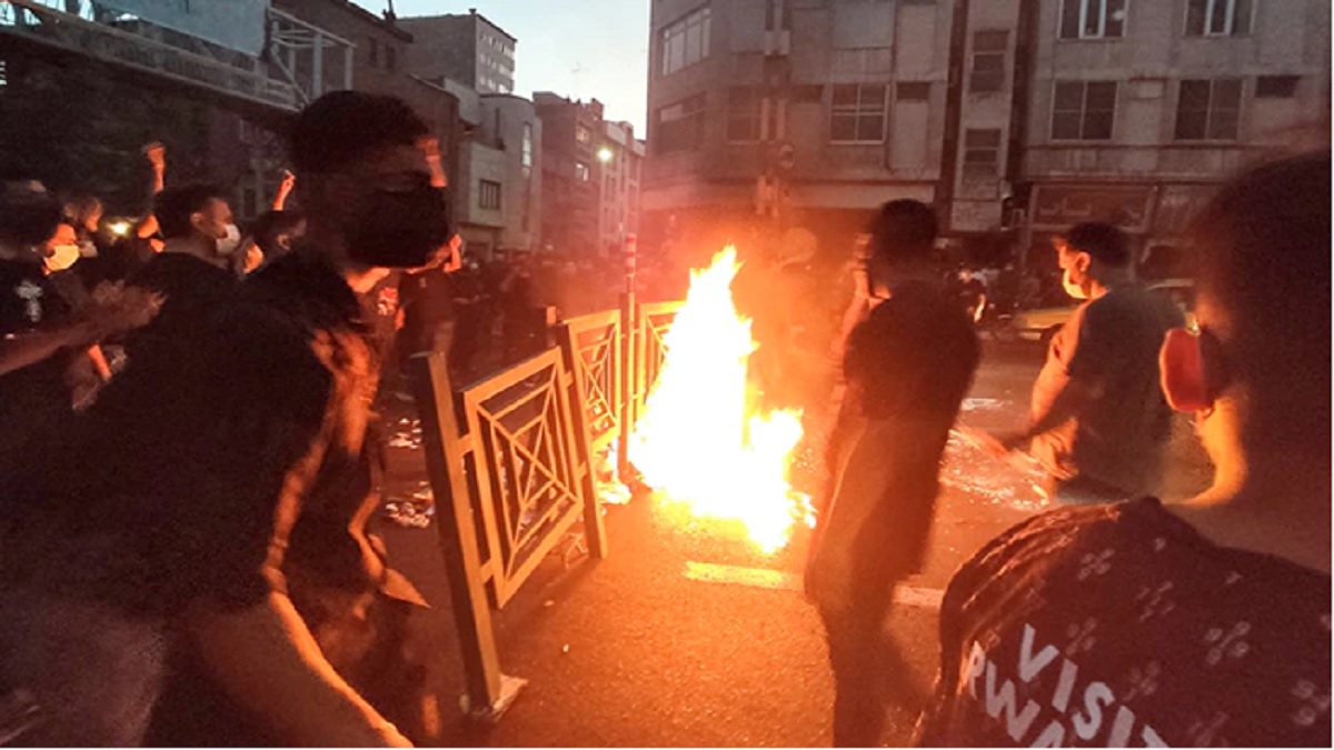 ইরানে চলমান বিক্ষোভে বেপরোয়া গুলিতে ২ শিশুসহ নিহত ৯