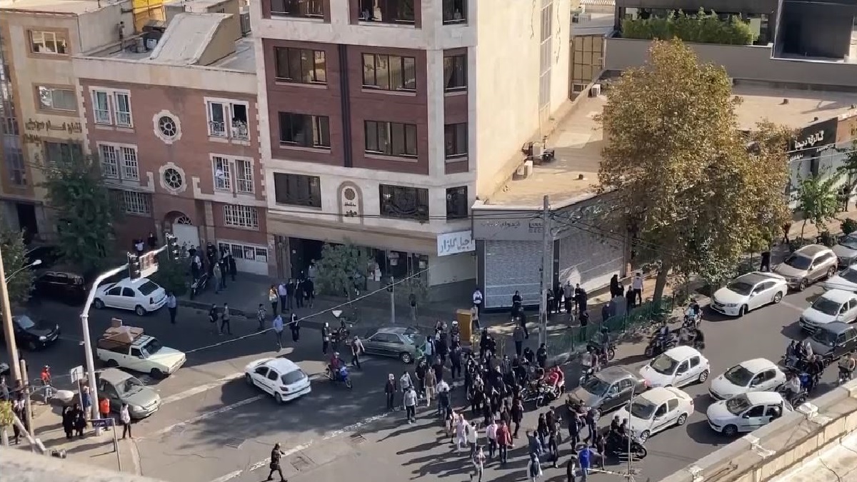 সরকার বিরোধী বিক্ষোভের জেরে ইরানে ১ হাজার মানুষের বিরুদ্ধে মামলা