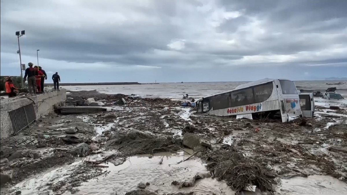 ইতালির ইসকিয়া দ্বীপে ভয়াবহ ভূমিধস, নিখোঁজ ১২
