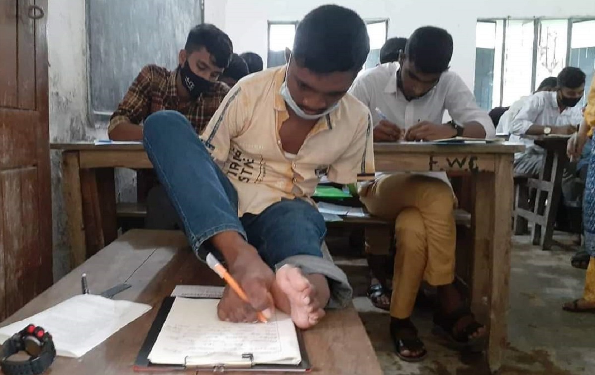 পা দিয়ে লিখেই এসএসসিতে জিপিএ-৫ পেলো কুড়িগ্রামের মানিক