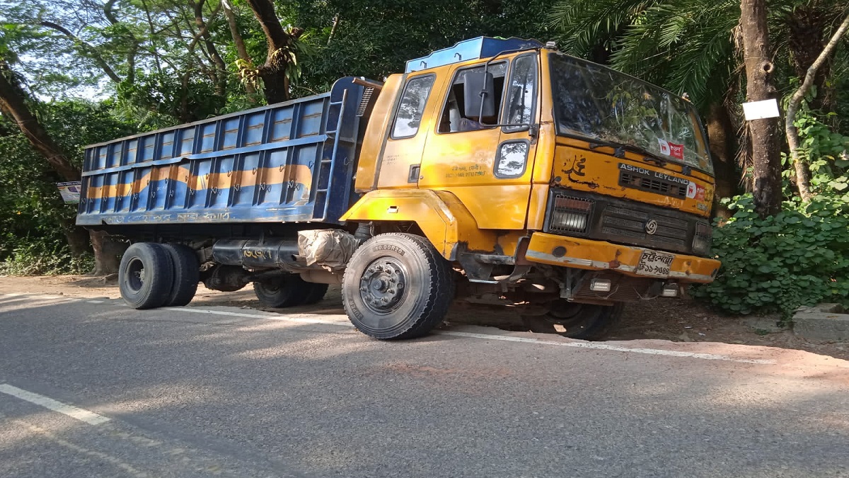 নোয়াখালীতে ট্রাক চাপায় শিশুর মৃত্যু