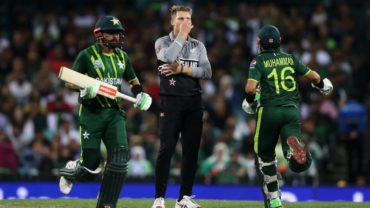বাবর ফিরে গেলেও জয়ের পথে পাকিস্তান