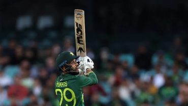 ৪ উইকেট হারিয়ে বিপদে পাকিস্তান