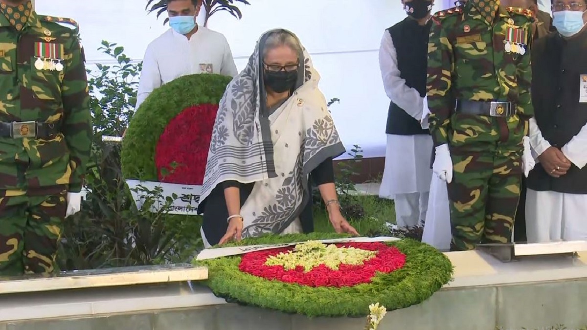 জাতীয় চার নেতার কবরে প্রধানমন্ত্রীর শ্রদ্ধা