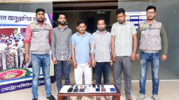 ডেবিট-ক্রেডিট কার্ড জালিয়াতিতে ইউপি চেয়ারম্যানসহ ‘হ্যালো পার্টি’র ৪ সদস্য গ্রেফতার