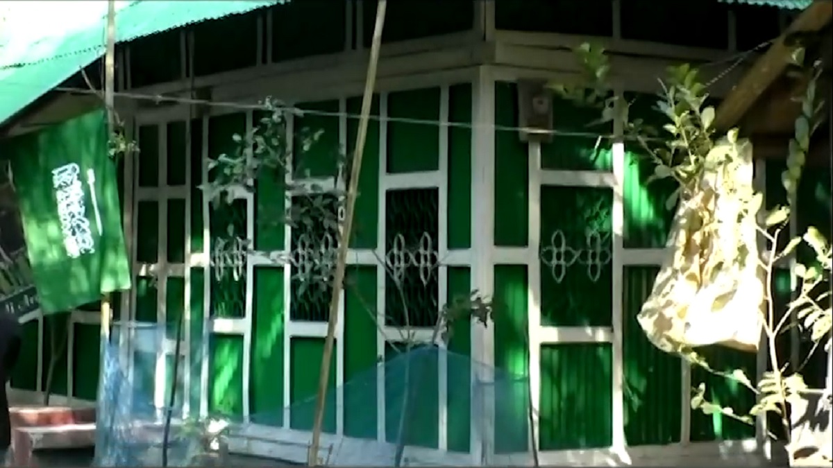 ফুটবল ভক্তের ব্যতিক্রমী কাণ্ড, সৌদি পতাকার রঙে রাঙালেন নিজের বাড়ি