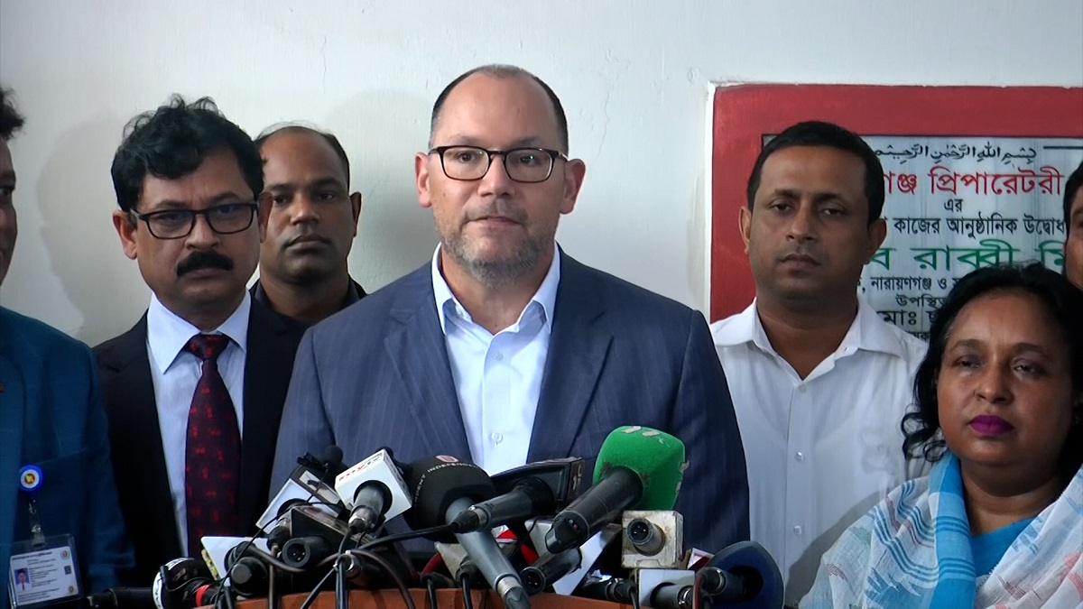 করোনার টিকা কার্যক্রমে বাংলাদেশের প্রশংসা করলেন মার্কিন রাষ্ট্রদূত