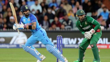 মাঝের ওভারে ৩ উইকেট নেই ভারতের, লড়ছেন কোহলি