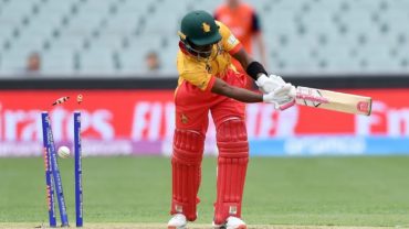 শুরুর ধস কাটিয়ে সিকান্দার রাজার ব্যাটে লড়ছে জিম্বাবুয়ে