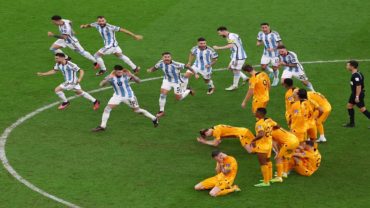 এমি মার্টিনেজের হাতে স্নায়ু পরীক্ষায় উতরে সেমিতে আর্জেন্টিনা