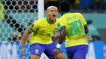 প্রথমার্ধের এক হালিতে শেষ আটে এক পা ব্রাজিলের