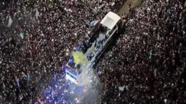 ছাদ খোলা বাসে মেসিদের জমকালো সংবর্ধনা