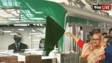 সবুজ পতাকা তুলে মেট্রোরেল চলার সংকেত দিলেন প্রধানমন্ত্রী