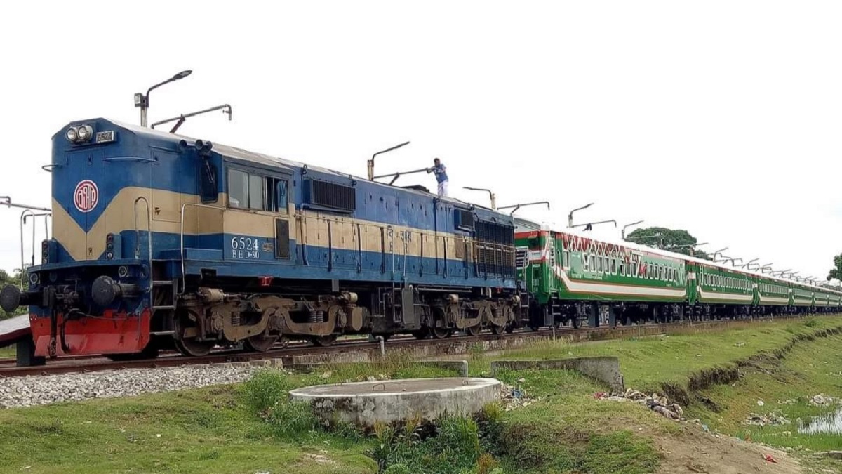 টাঙ্গাইলে ট্রেন দুর্ঘটনা, ৭ ট্রেনের যাত্রা বাতিল