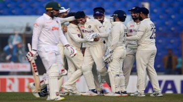 সিরাজের গোলা আর কুলদীপের ঘূর্ণিতে ফলোঅনের দ্বারপ্রান্তে বাংলাদেশ
