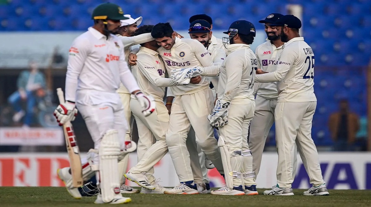 সিরাজের গোলা আর কুলদীপের ঘূর্ণিতে ফলোঅনের দ্বারপ্রান্তে বাংলাদেশ