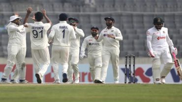টাইগার ব্যাটারদের আসা যাওয়ার মিছিলে একপ্রান্ত আগলে রেখে লড়ছেন মমিনুল