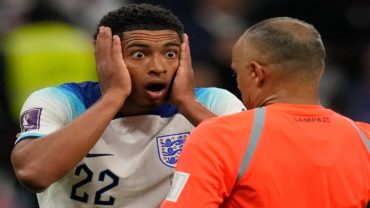 ম্যাচ হেরে রেফারিকে দায়ী করছেন ইংলিশ ফুটবলাররা