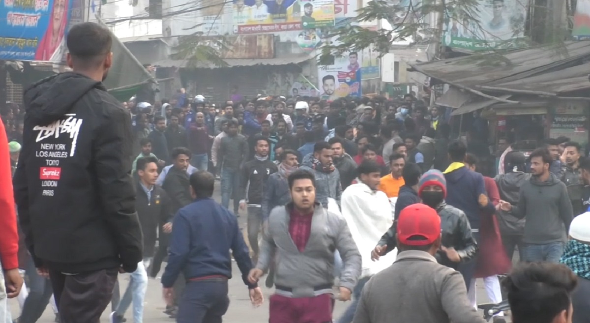 বগুড়ায় শহীদ মিনারে ফুল দেয়াকে কেন্দ্র করে ছাত্রলীগের দু’পক্ষের ধাওয়া-পাল্টা ধাওয়া