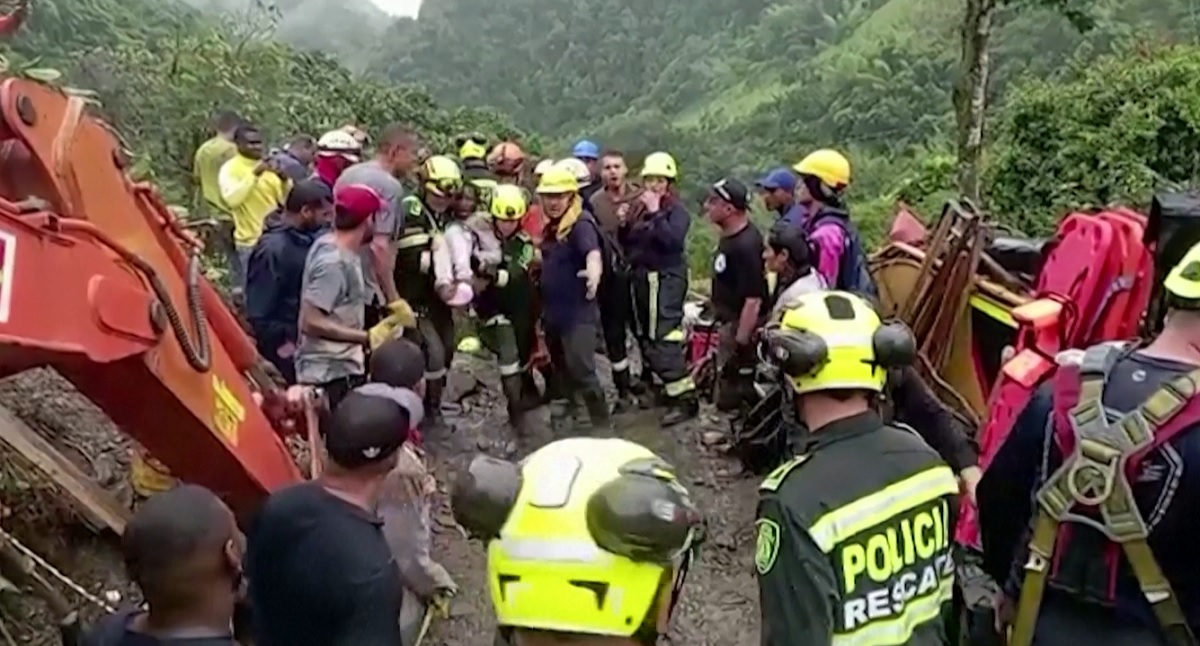 কলম্বিয়ায় ভূমিধসে চাপা পড়লো চলন্ত বাস, নিহত অন্তত ৩৩