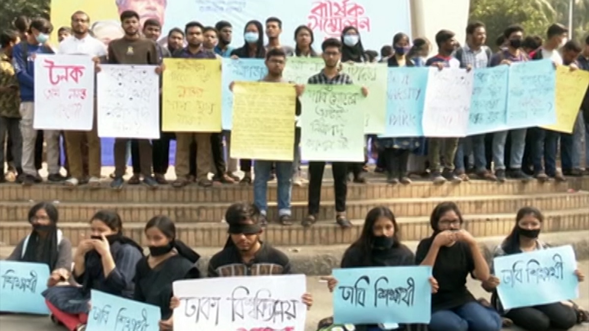 নিরাপদ ক্যাম্পাসের দাবিতে ঢাবি শিক্ষার্থীদের মানববন্ধন-বিক্ষোভ