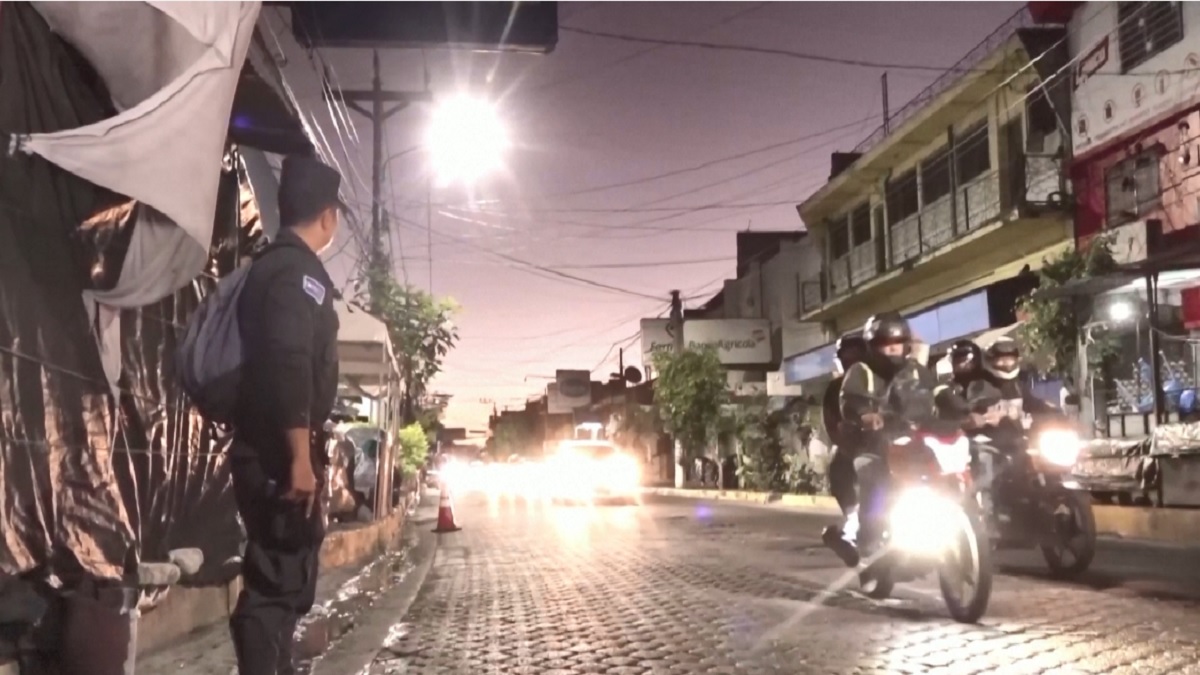 এল সালভাদরে অভিযান; শহর ঘেরাও করে চলছে ঘরে-ঘরে তল্লাশি