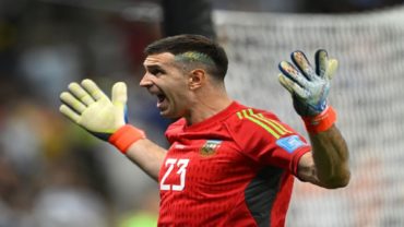 ফন গালের মুখ বন্ধ রাখা উচিৎ: এমি মার্টিনেজ