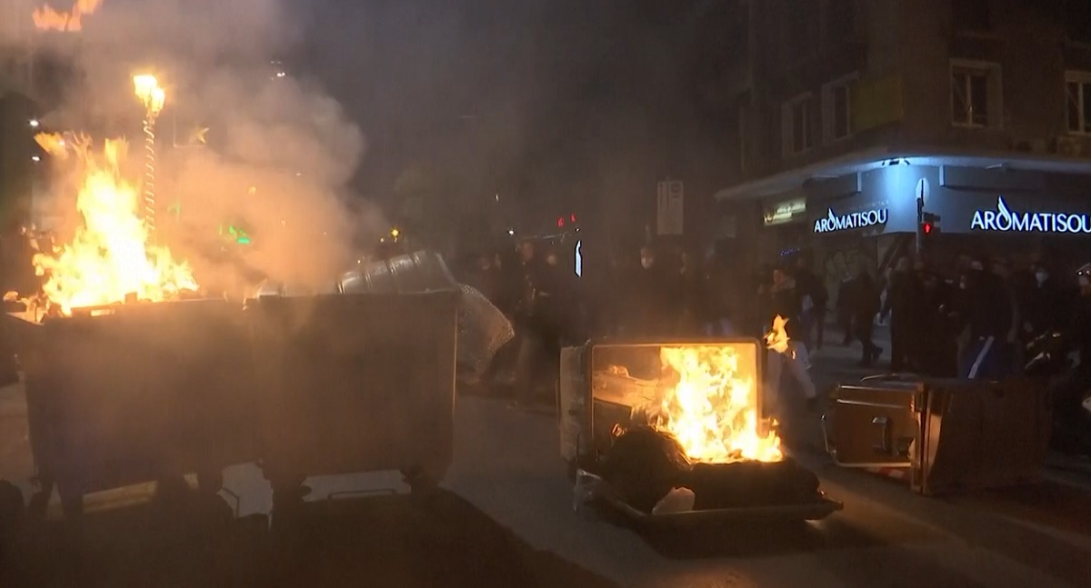 গ্রিসে পুলিশের সাথে বিক্ষোভকারীদের দাঙ্গা, গ্রেফতার ১৯